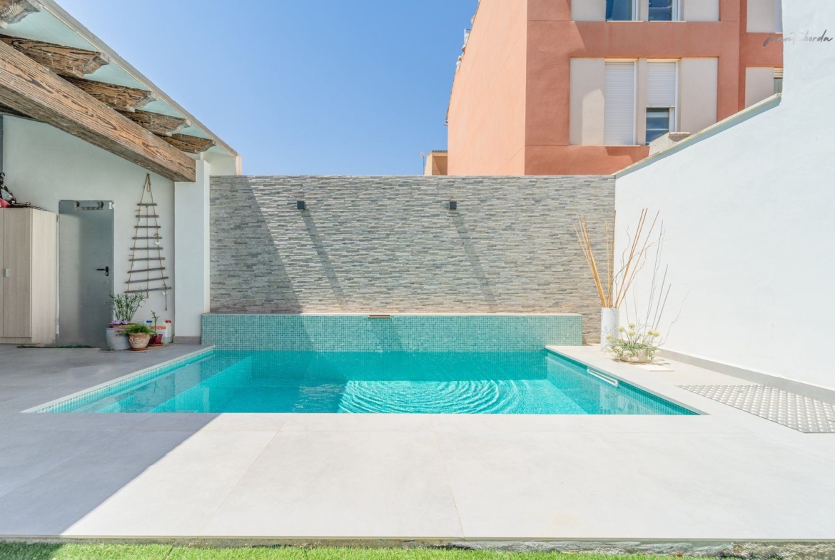 Casa de pueblo con piscina en Campos — 240 m², 5 dormitorios, dos plantas independientes