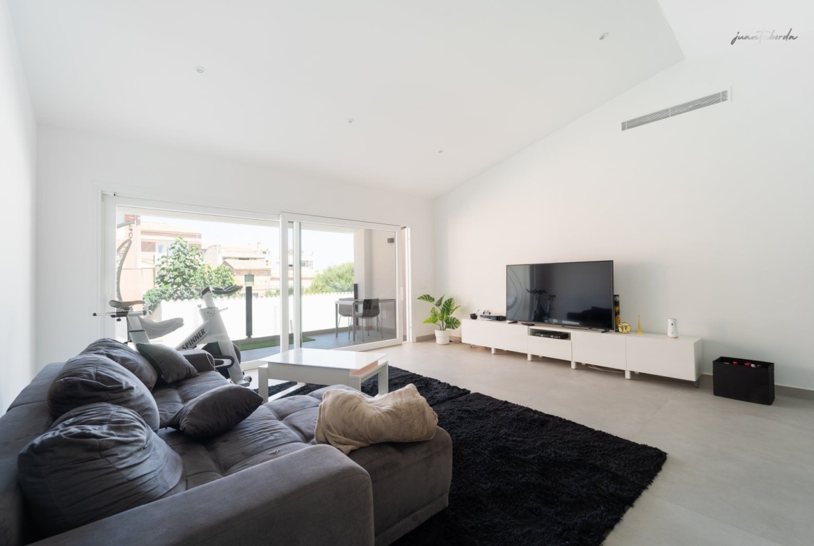 Casa de pueblo con piscina en Campos — 240 m², 5 dormitorios, dos plantas independientes