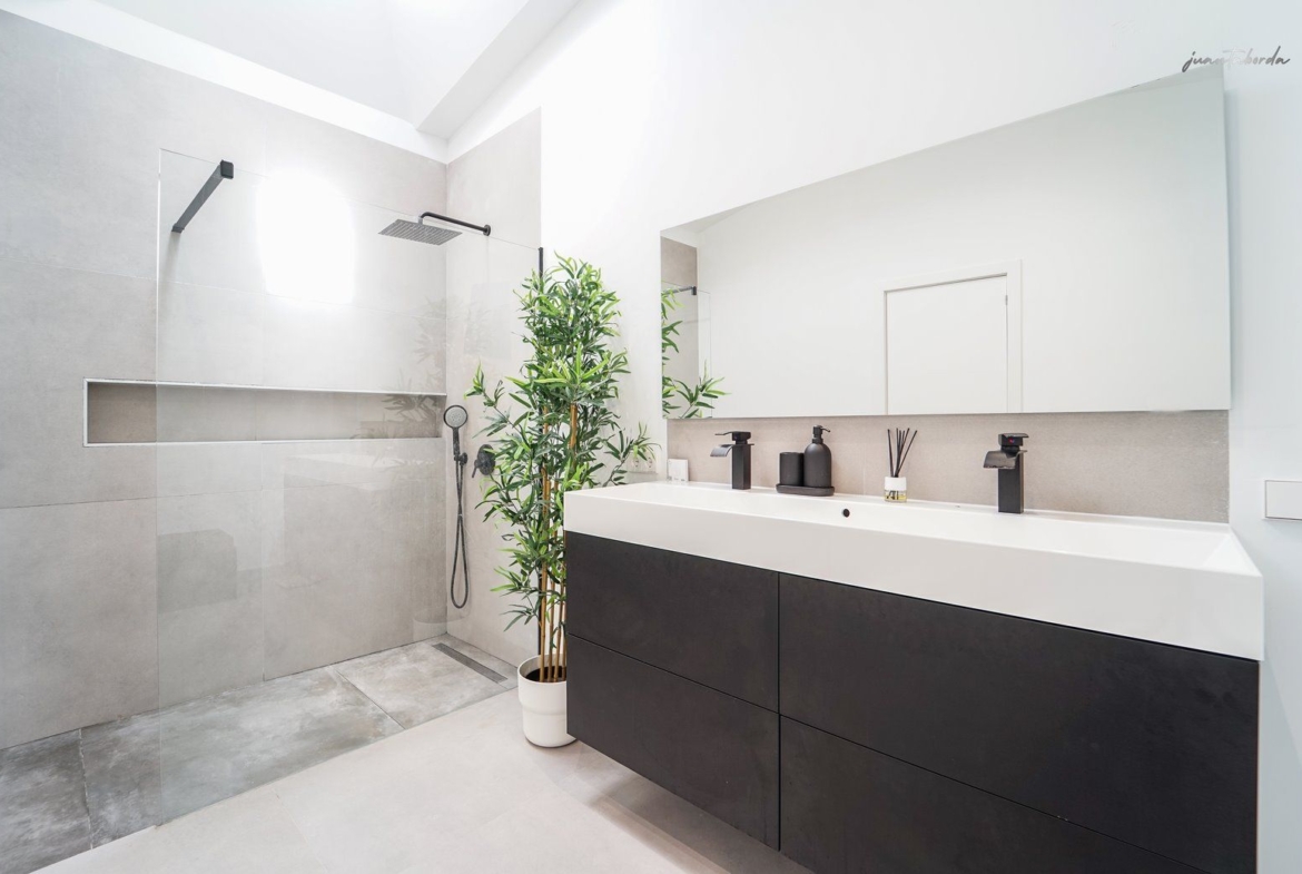 Casa de pueblo con piscina en Campos — 240 m², 5 dormitorios, dos plantas independientes