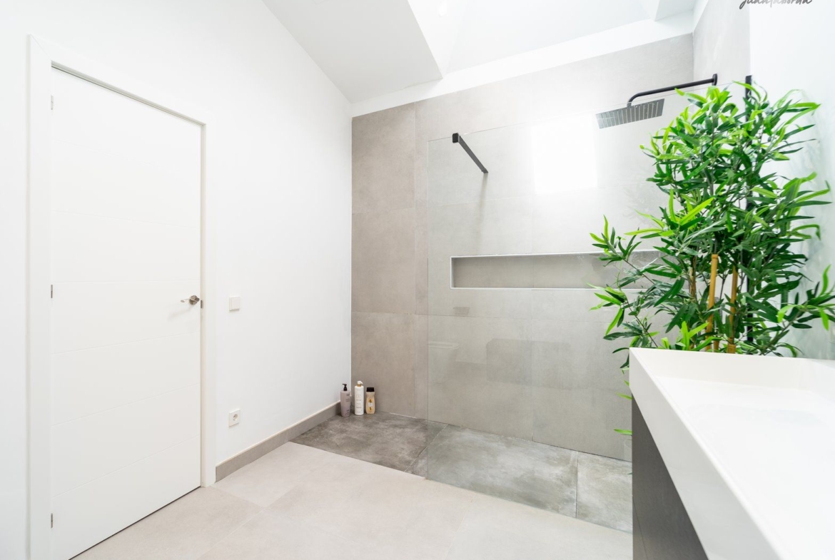 Casa de pueblo con piscina en Campos — 240 m², 5 dormitorios, dos plantas independientes
