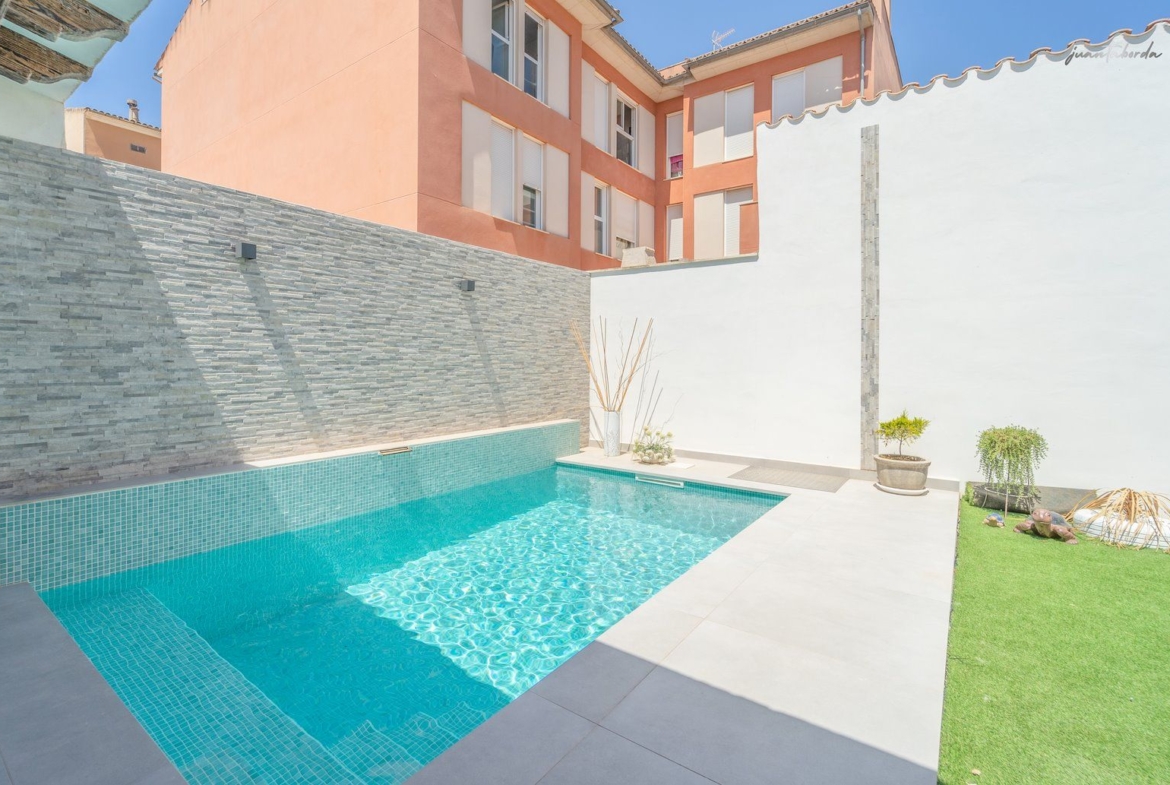 Casa de pueblo con piscina en Campos — 240 m², 5 dormitorios, dos plantas independientes