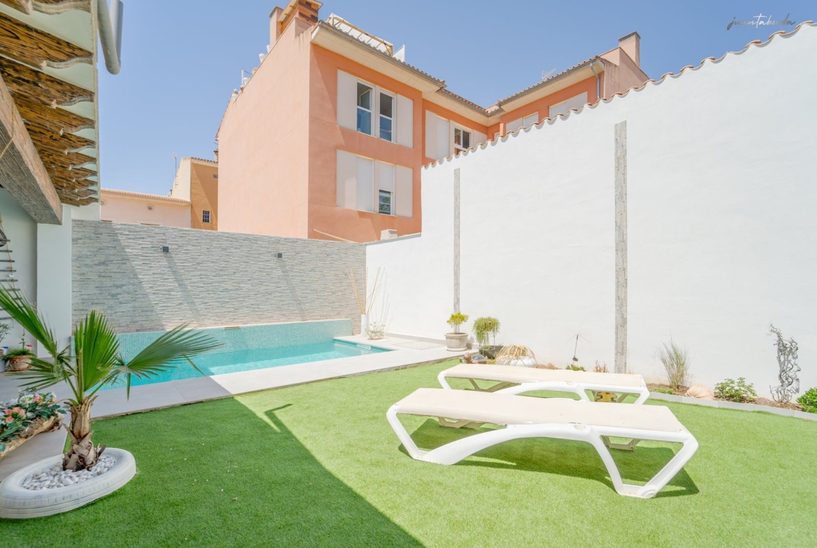 Casa de pueblo con piscina en Campos — 240 m², 5 dormitorios, dos plantas independientes