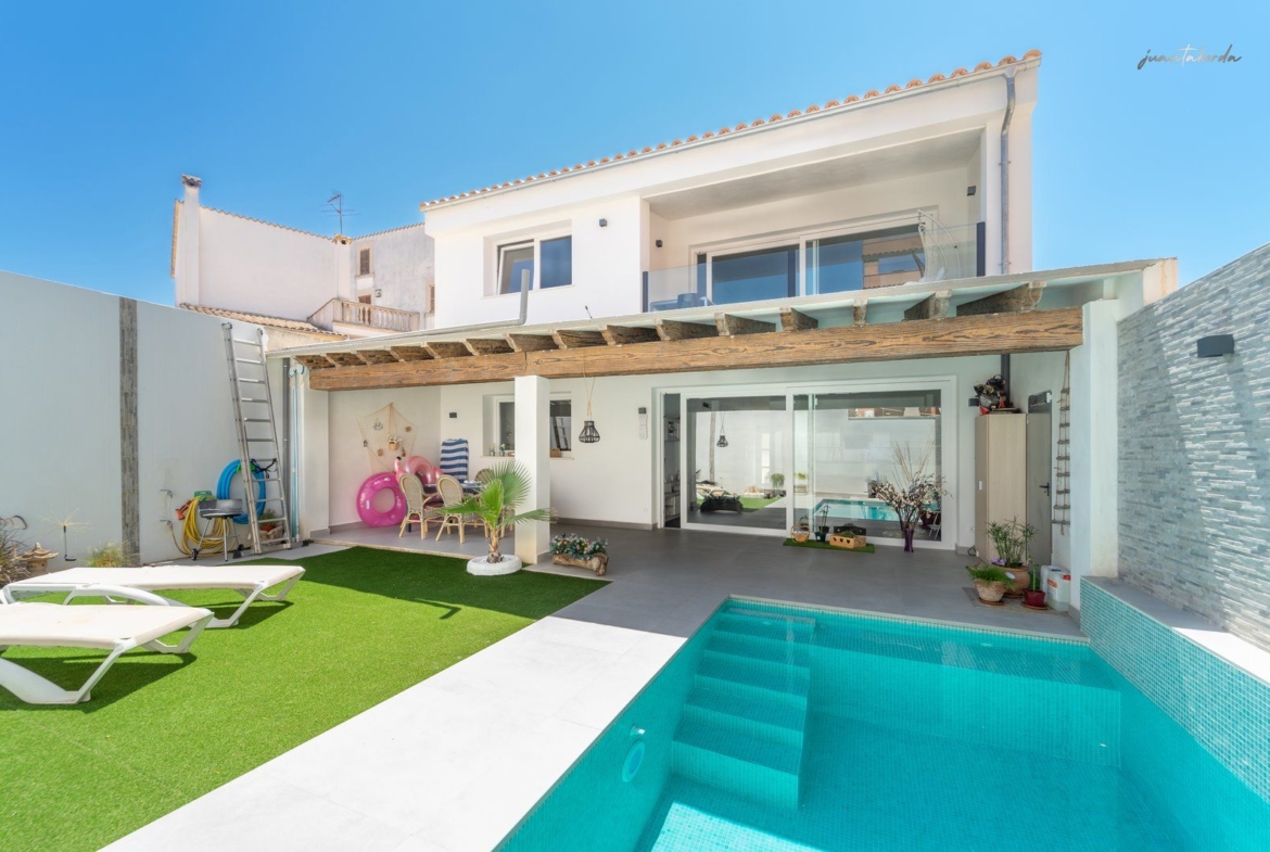 Casa de pueblo con piscina en Campos — 240 m², 5 dormitorios, dos plantas independientes