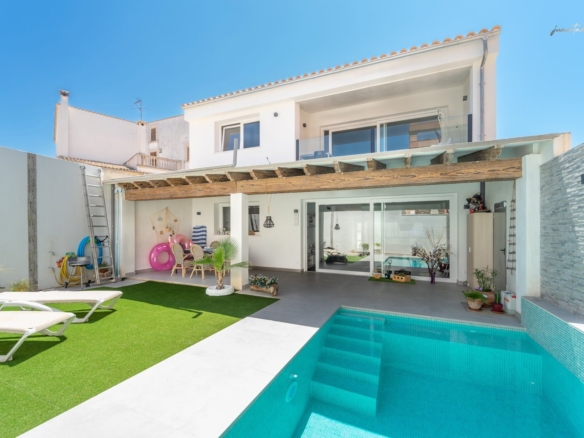 Casa de pueblo con piscina en Campos — 240 m², 5 dormitorios, dos plantas independientes