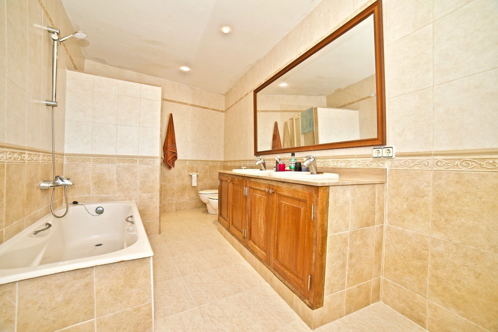 13-Villasyfincasmallorca-1.jpg Casa de pueblo renovada en venta en Santanyí con local