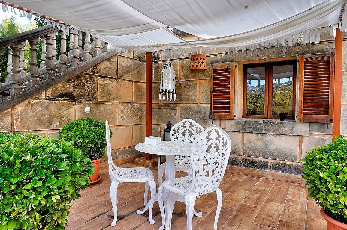 Villa con vistas y piscina en la Sierra de Tramuntana – Esporles