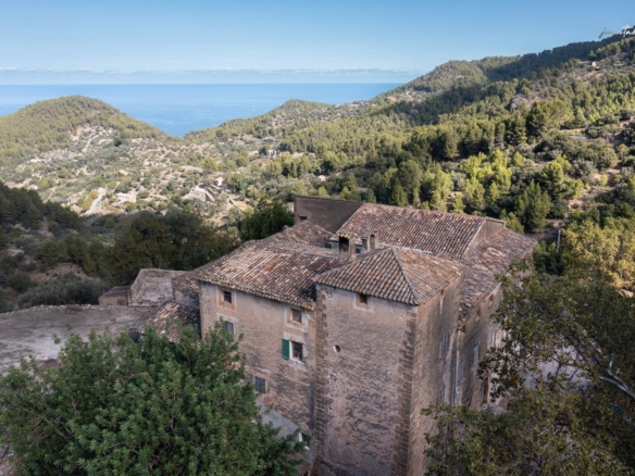 Posesión histórica con torre de defensa y 311 hectáreas con vistas al mar junto a Estellencs