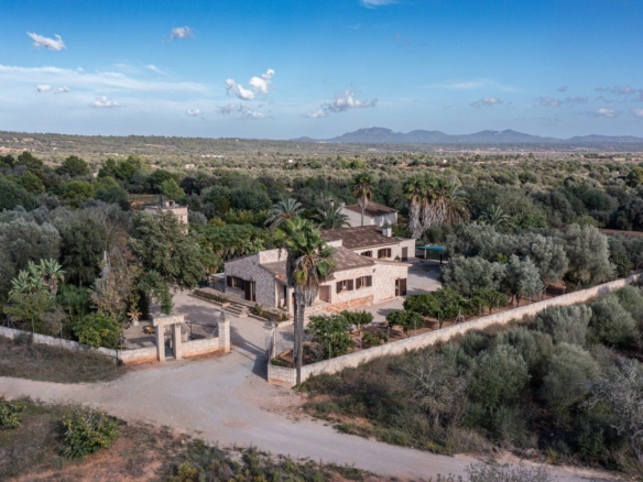 Casa de campo con piscina y casa de invitados en Campos