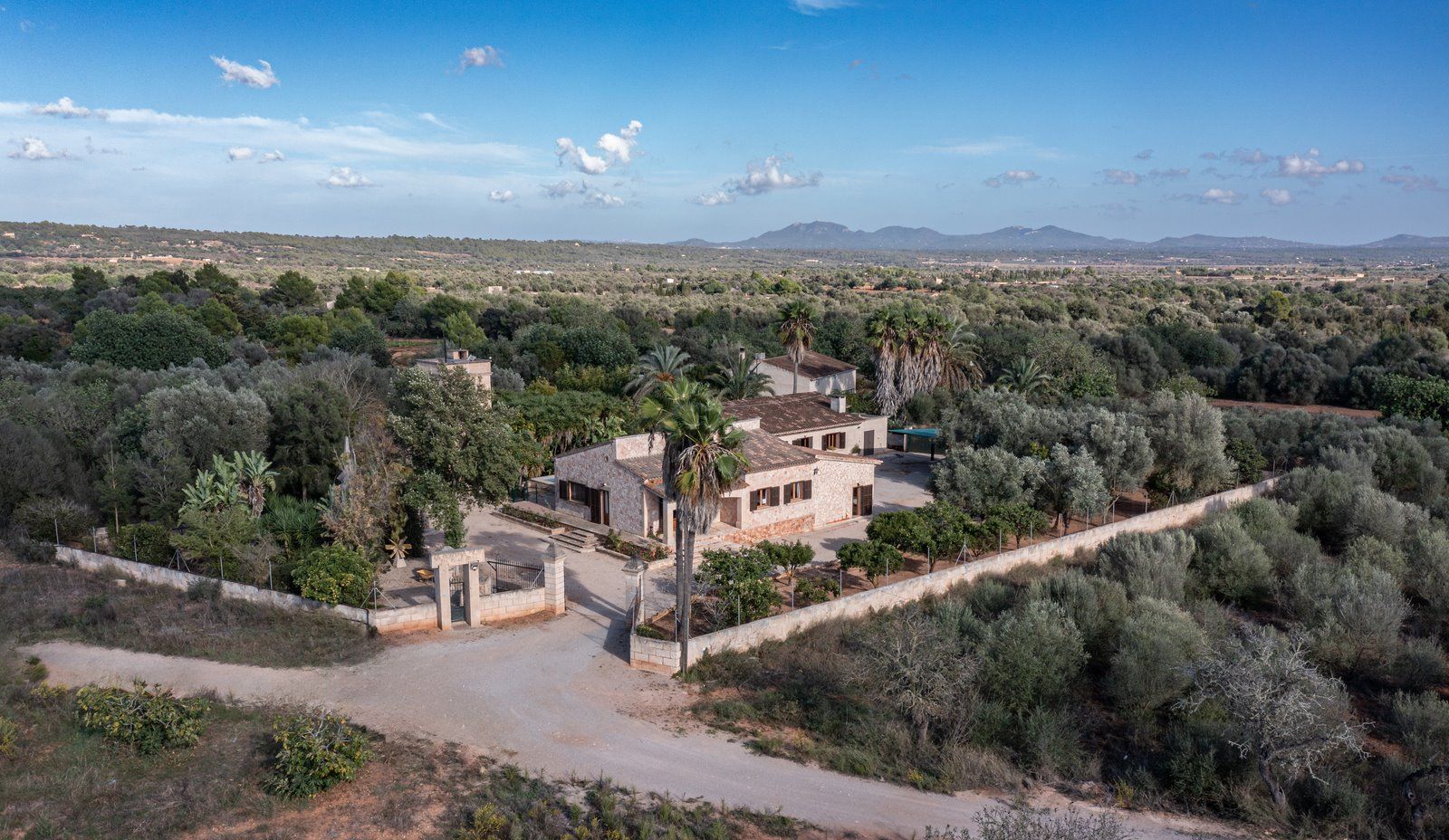 Casa de campo con piscina y casa de invitados en Campos