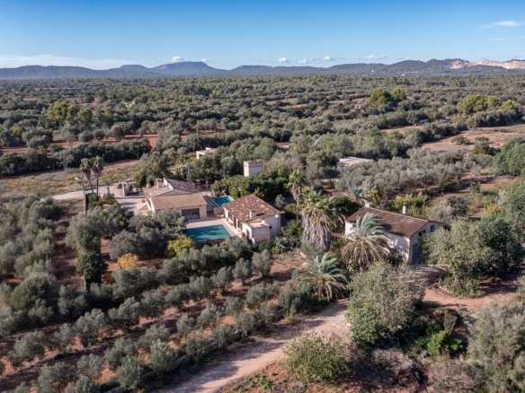 Casa de campo con piscina y casa de invitados en Campos