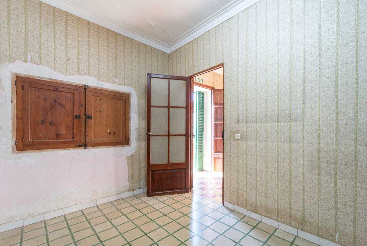 2-Bed Fixer-Upper With Garden in Son Sardina, Palma
