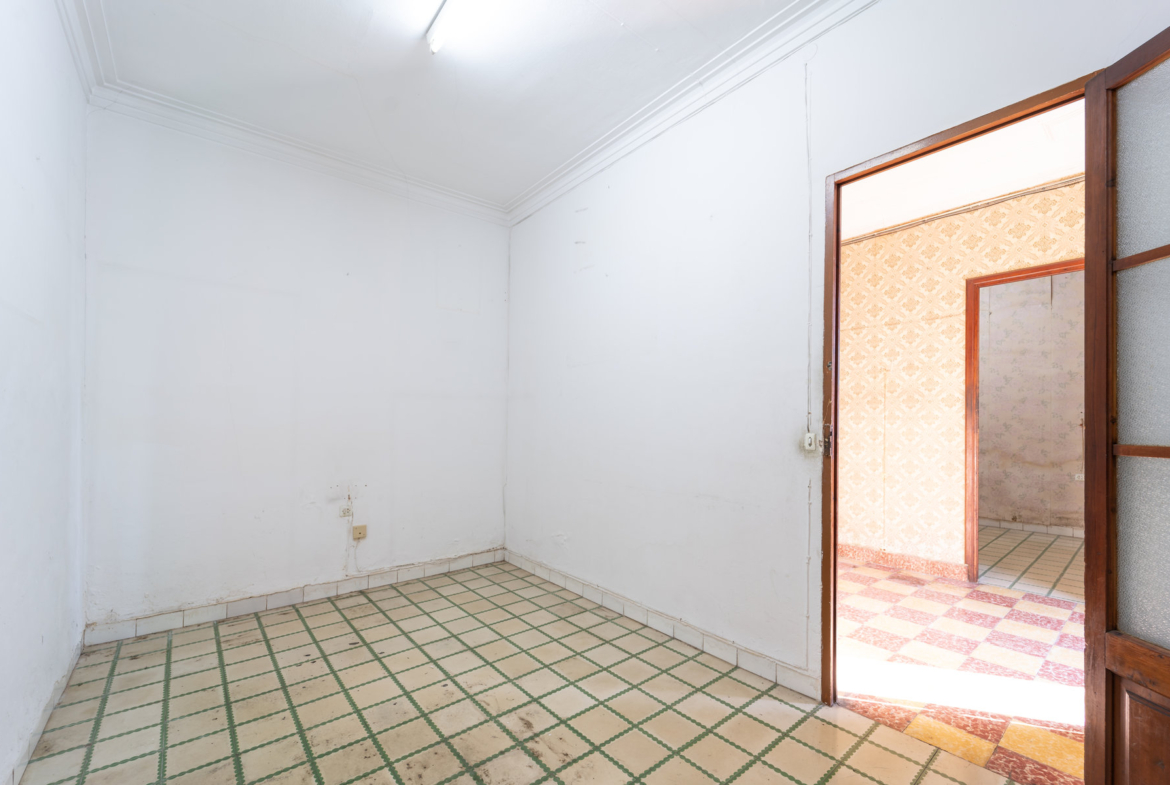 2-Bed Fixer-Upper With Garden in Son Sardina, Palma