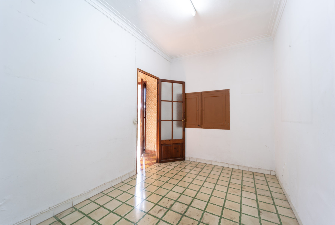2-Bed Fixer-Upper With Garden in Son Sardina, Palma