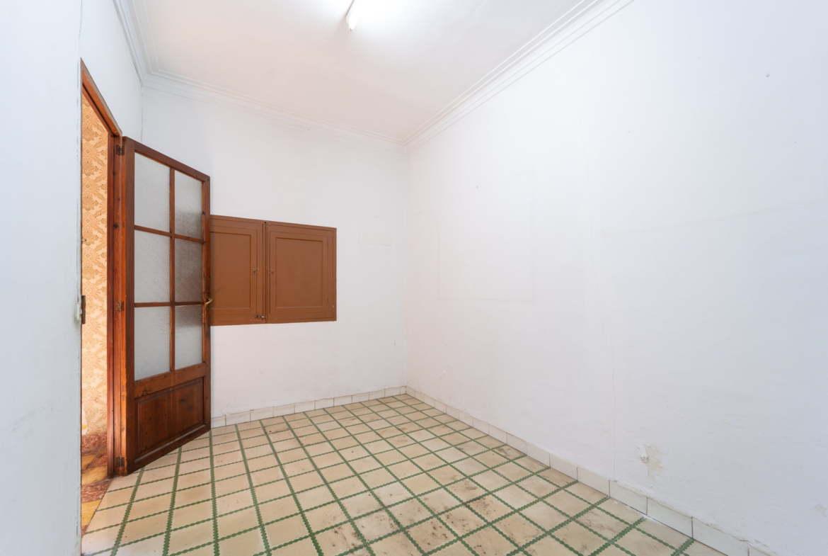 2-Bed Fixer-Upper With Garden in Son Sardina, Palma