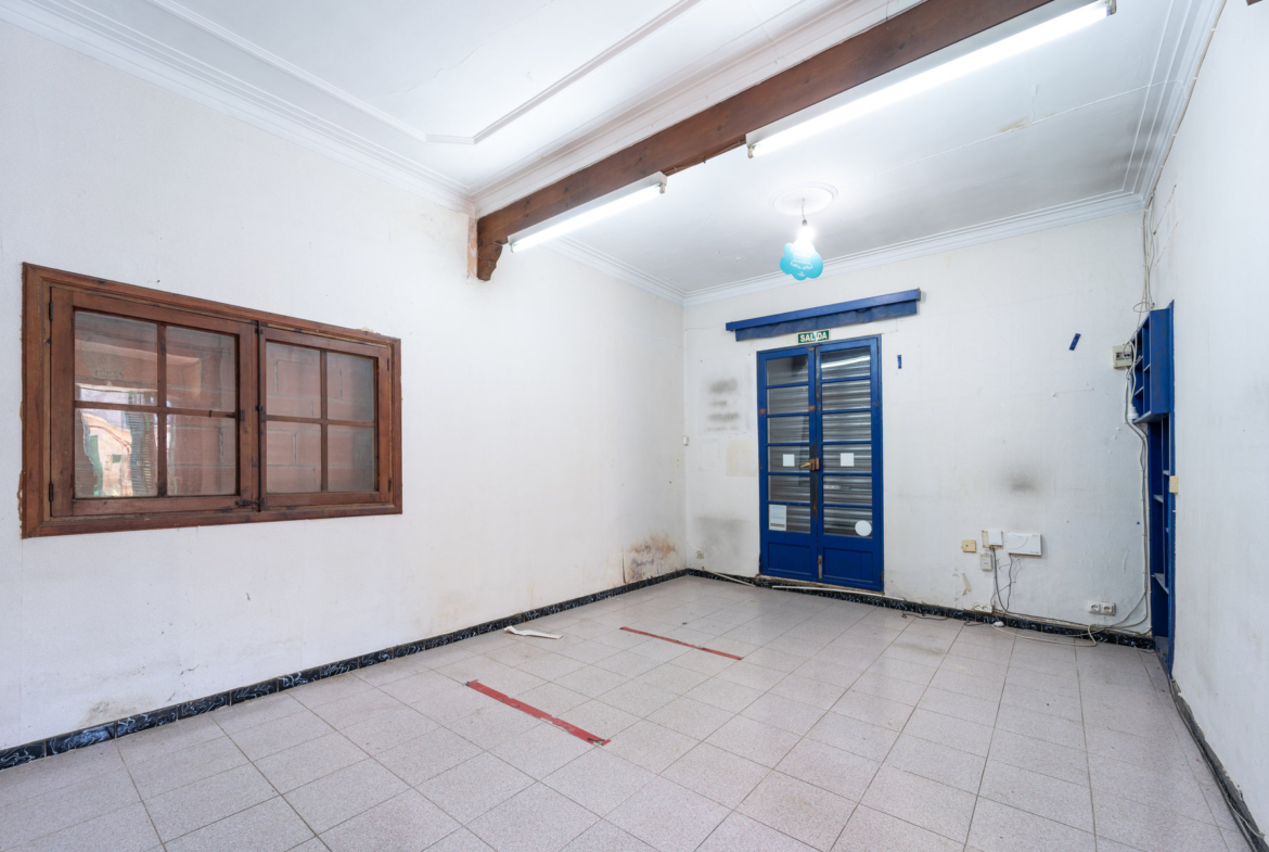 2-Bed Fixer-Upper With Garden in Son Sardina, Palma