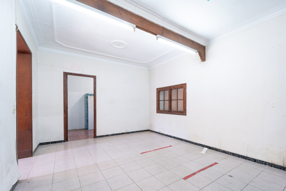 2-Bed Fixer-Upper With Garden in Son Sardina, Palma