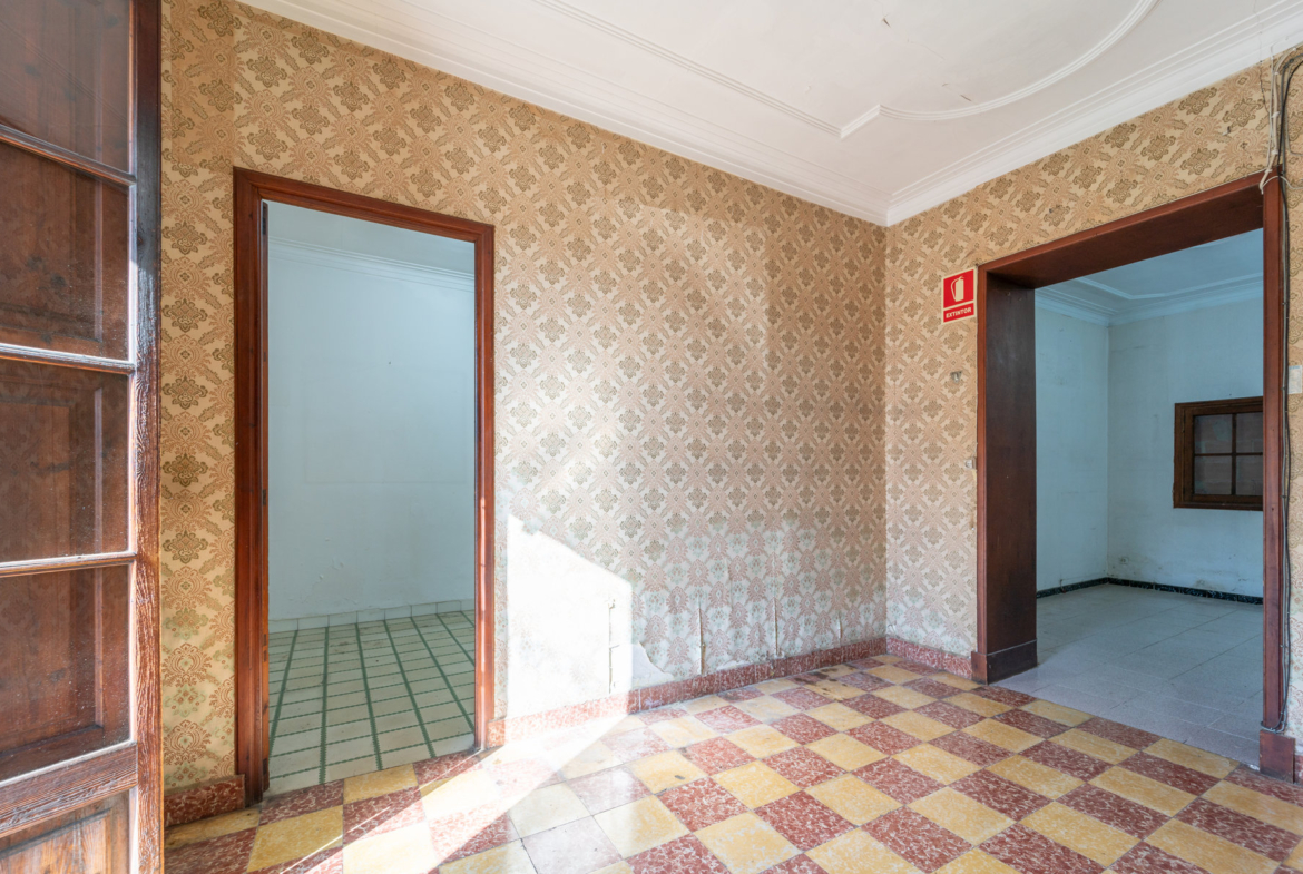 2-Bed Fixer-Upper With Garden in Son Sardina, Palma