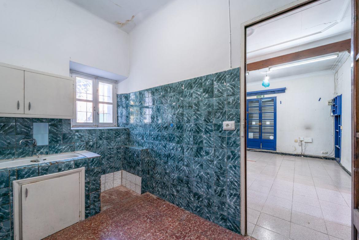 2-Bed Fixer-Upper With Garden in Son Sardina, Palma