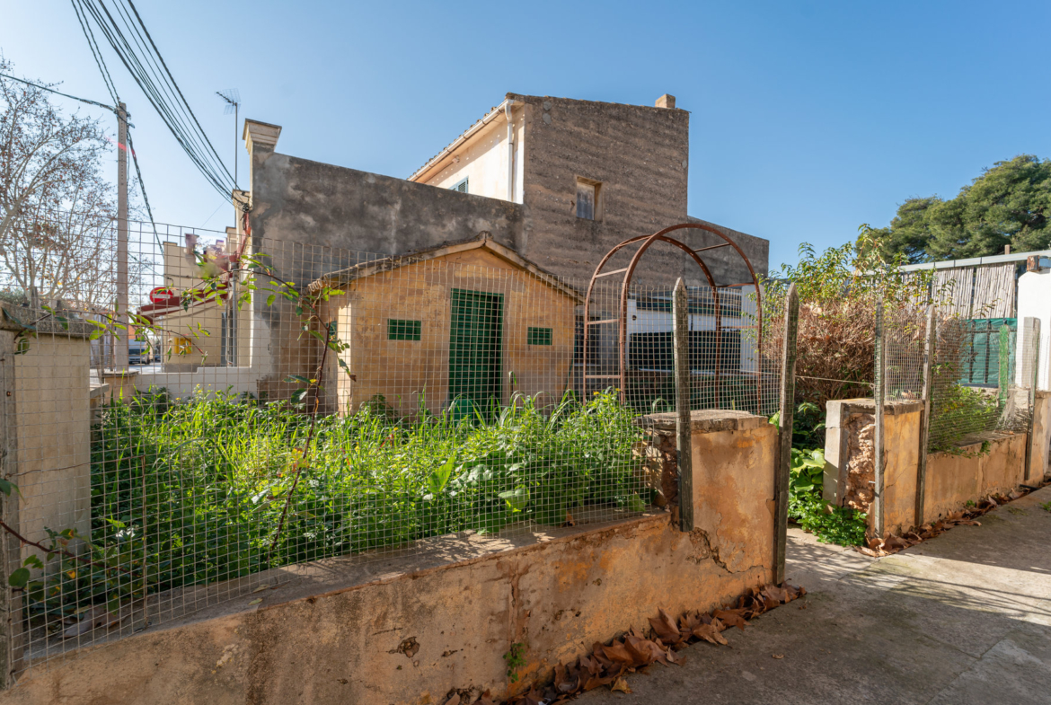 2-Bed Fixer-Upper With Garden in Son Sardina, Palma