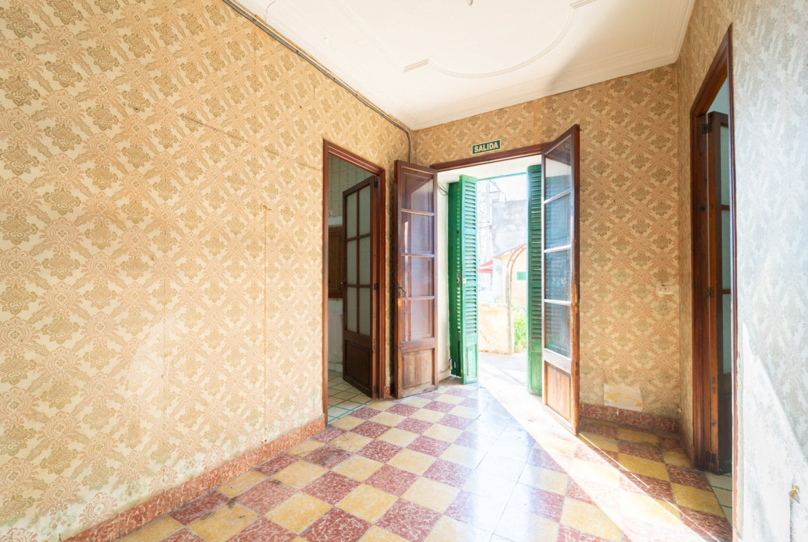 2-Bed Fixer-Upper With Garden in Son Sardina, Palma