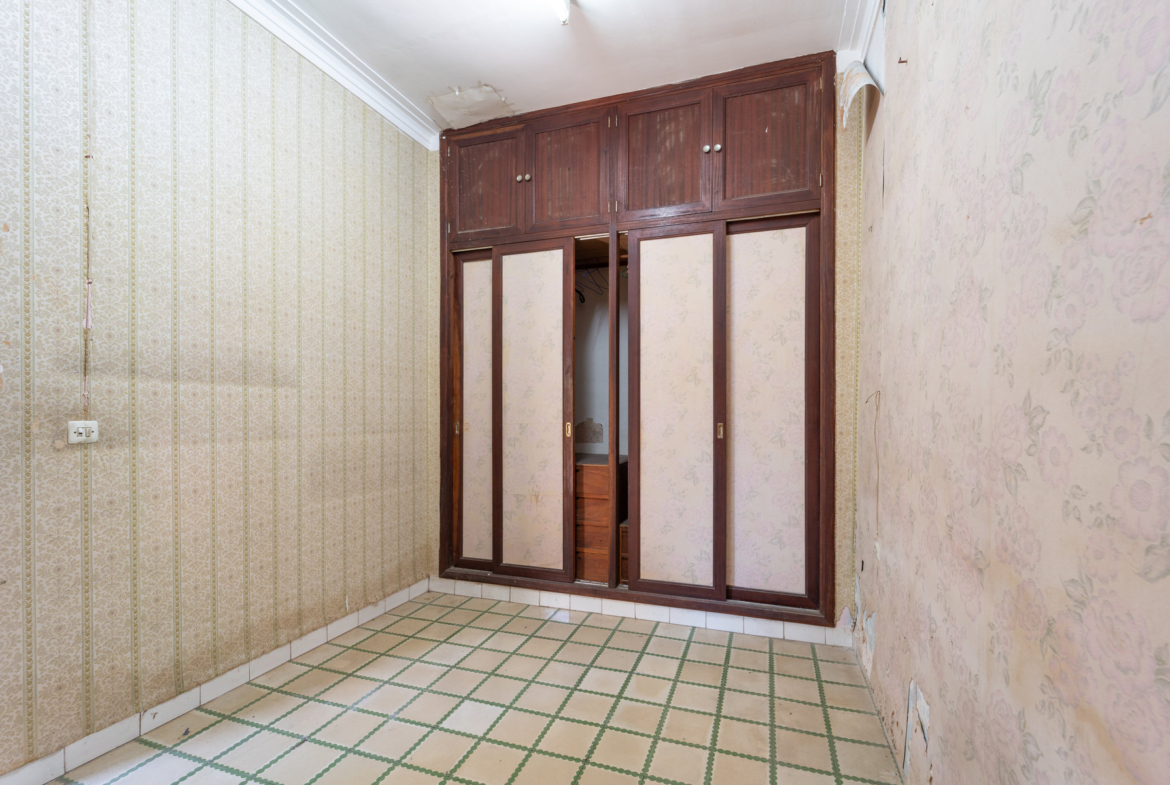 2-Bed Fixer-Upper With Garden in Son Sardina, Palma