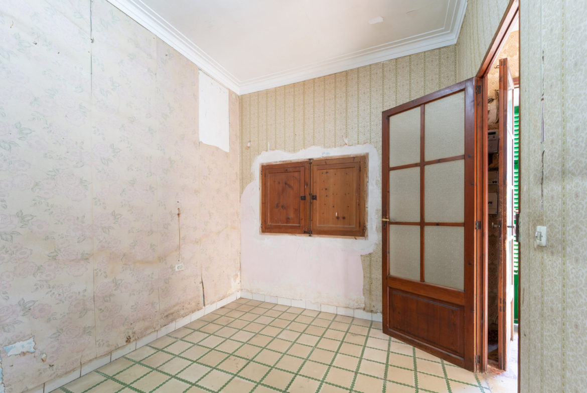 2-Bed Fixer-Upper With Garden in Son Sardina, Palma