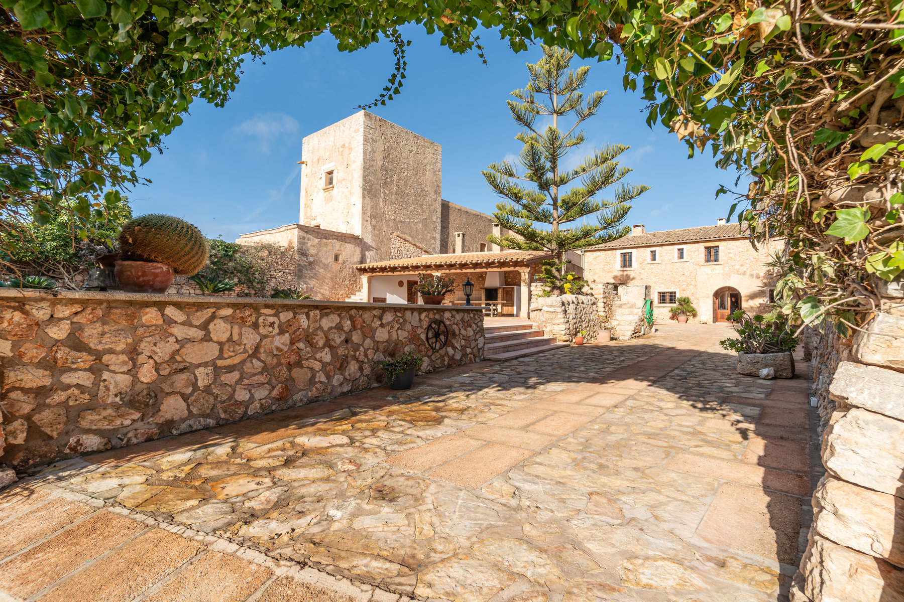 1394-Country-Estate-for-sale-with-swimming-pool-in-Santanyi-1.jpg Landhaus in Santanyí mit Pool, 5 Schlafzimmern & Terrassen
