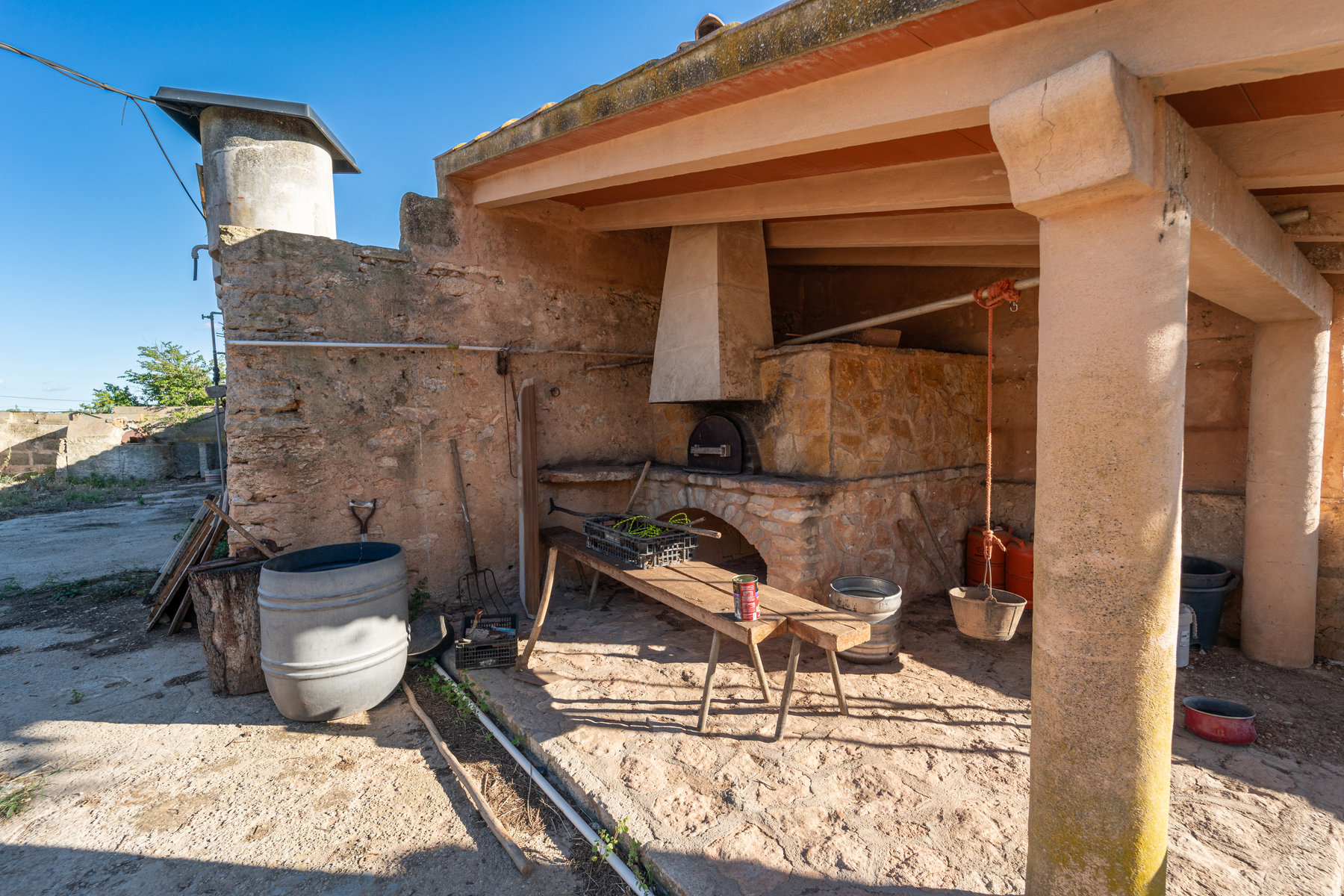 1408-Country-Estate-for-sale-next-to-Llucmajor.3.jpg Rustikale Finca mit eigenem Brunnen und Bergblick bei Llucmajor