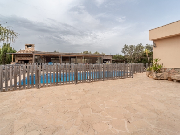 Chalet independiente con vistas al mar en Portocolom: 490 m² y piscina