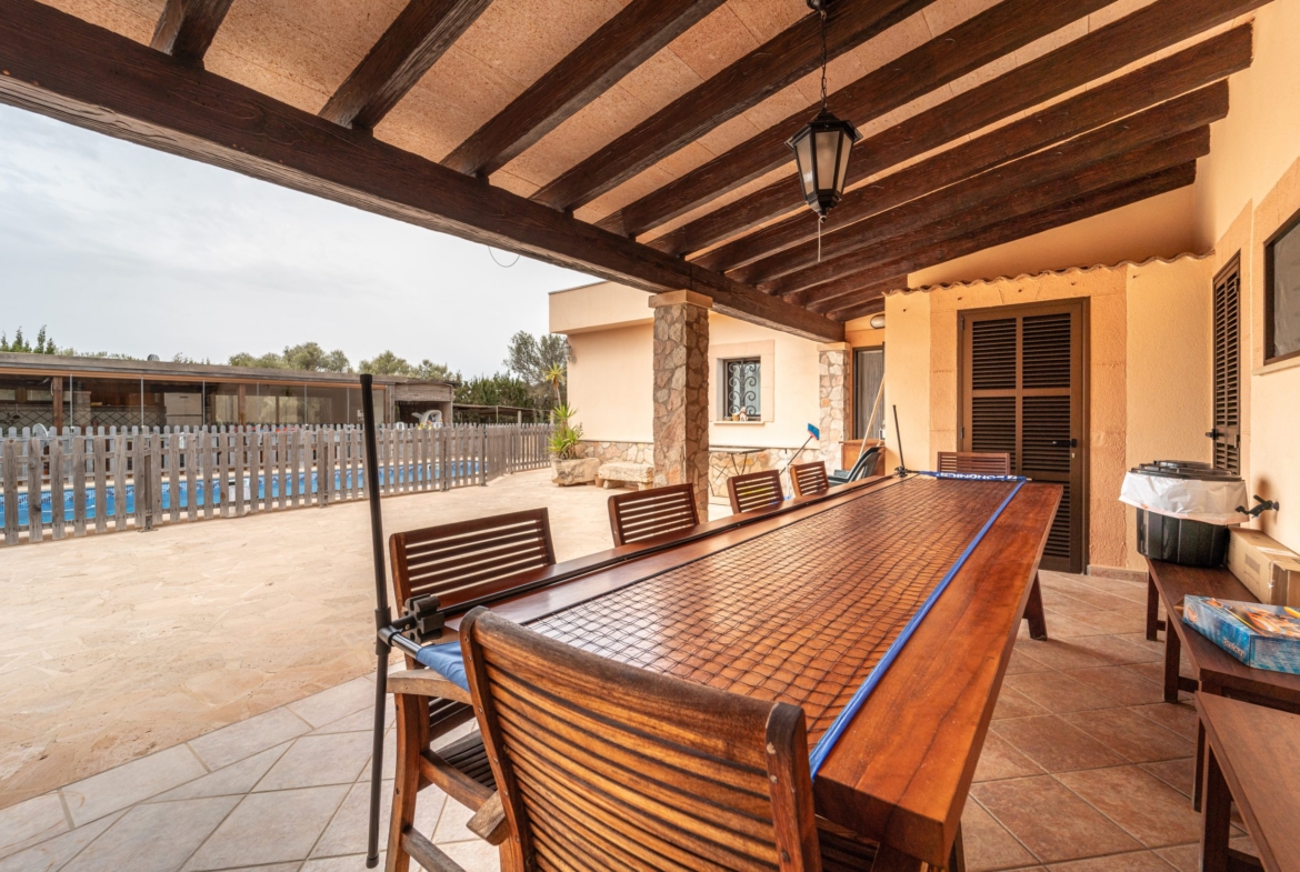 Chalet independiente con vistas al mar en Portocolom: 490 m² y piscina