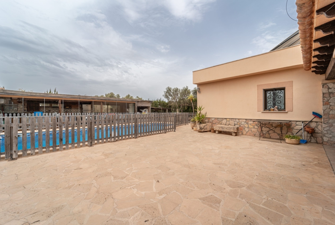 Chalet independiente con vistas al mar en Portocolom: 490 m² y piscina