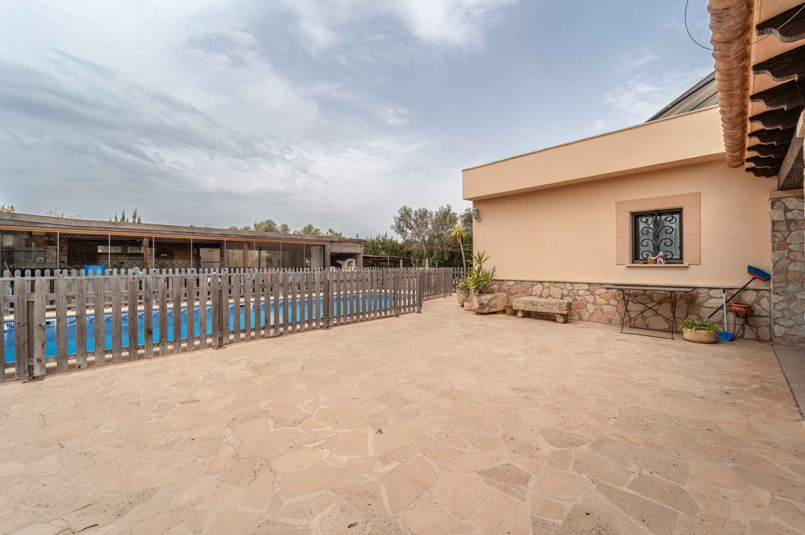 1411-Spacious-villa-for-sale-in-Portocolom-with-swimming-pool.-2-scaled.jpg Chalet independiente con vistas al mar en Portocolom: 490 m² y piscina