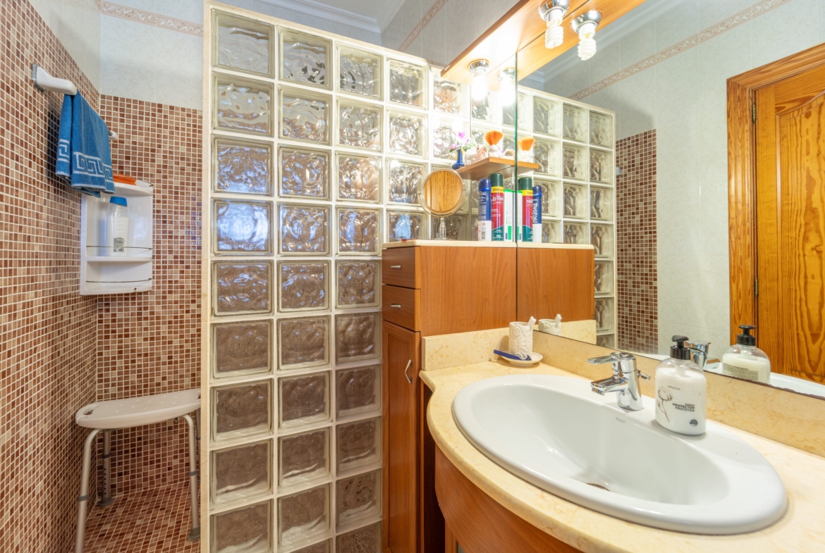 Chalet independiente con vistas al mar en Portocolom: 490 m² y piscina