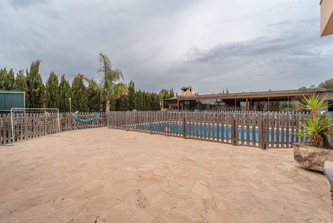 Chalet independiente con vistas al mar en Portocolom: 490 m² y piscina