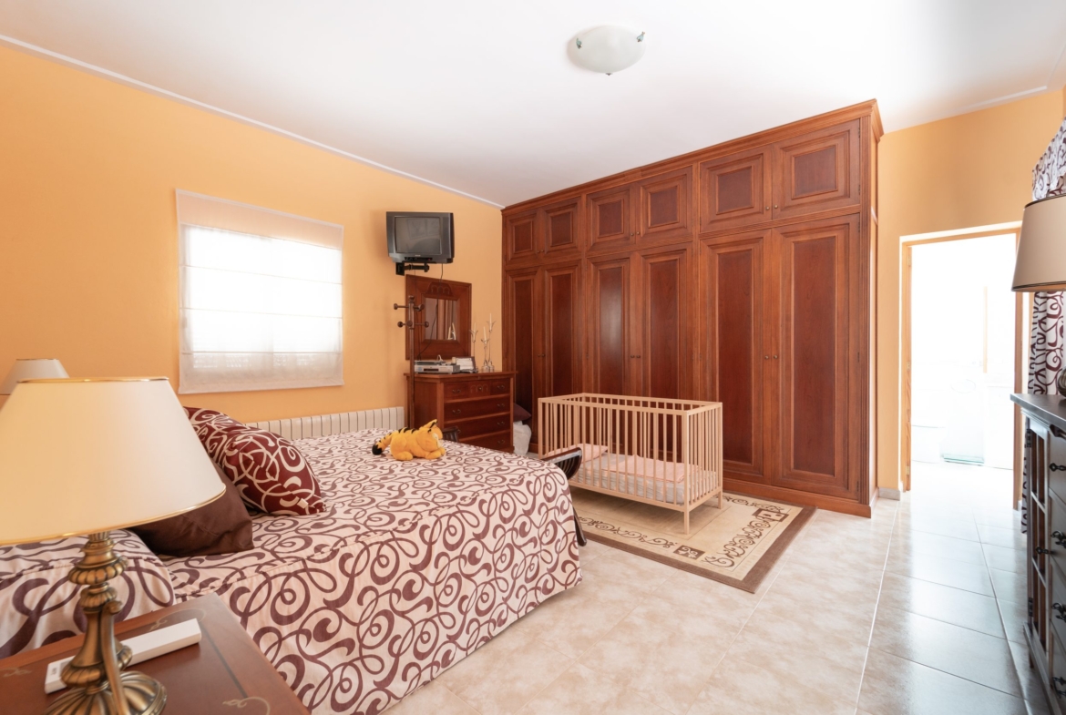 Chalet independiente con vistas al mar en Portocolom: 490 m² y piscina
