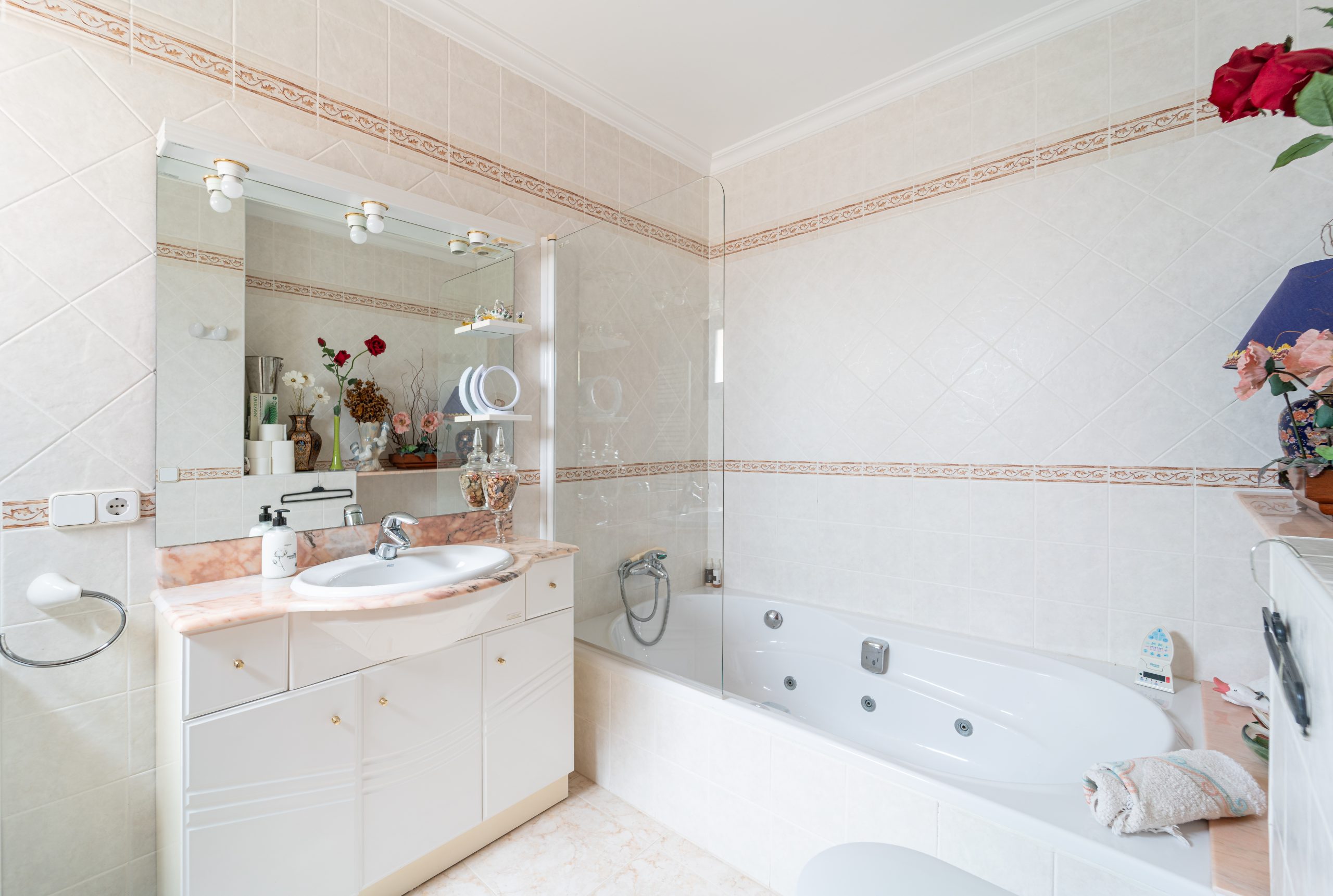 1411-Spacious-villa-for-sale-in-Portocolom-with-swimming-pool.-34-scaled.jpg Chalet independiente con vistas al mar en Portocolom: 490 m² y piscina