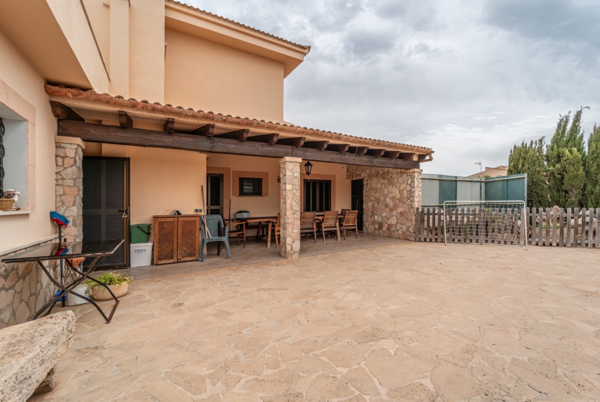 Chalet independiente con vistas al mar en Portocolom: 490 m² y piscina