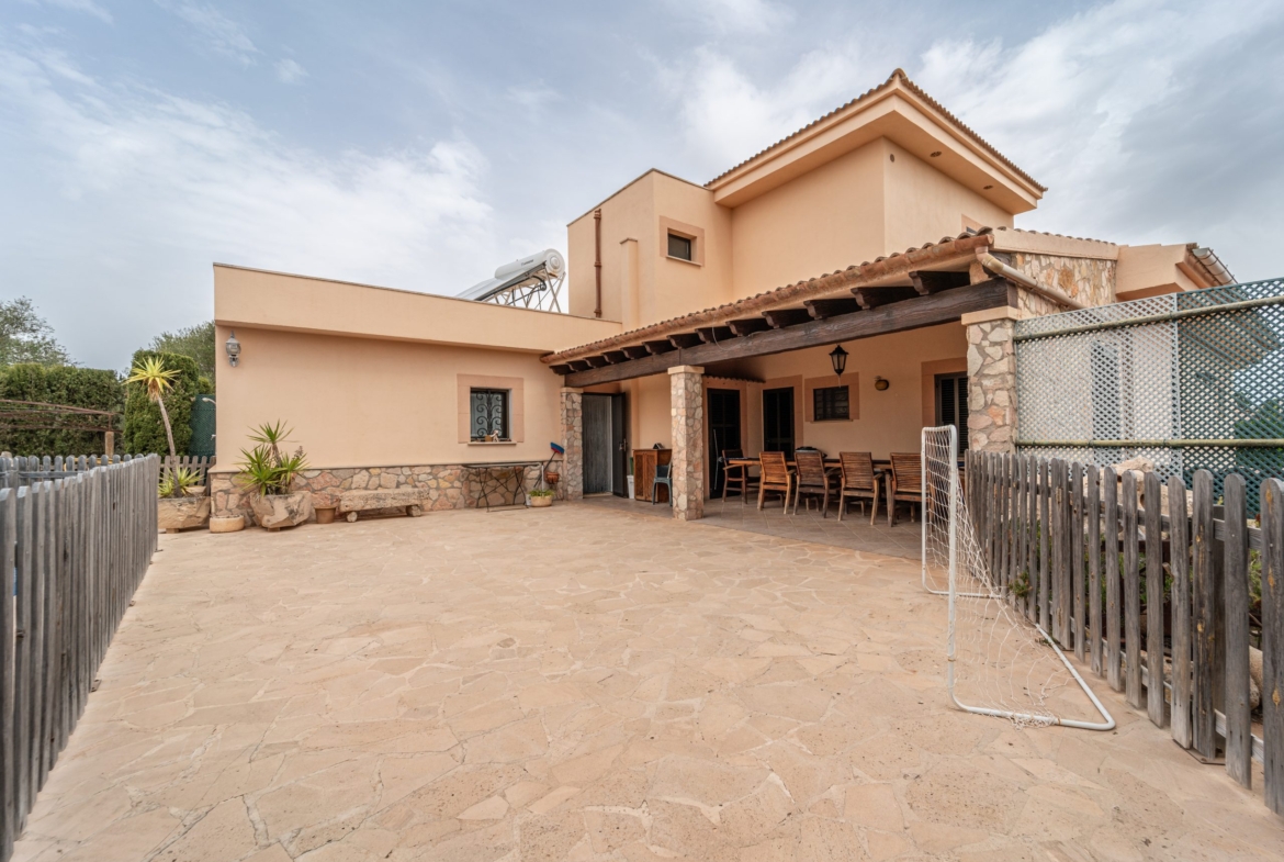 Chalet independiente con vistas al mar en Portocolom: 490 m² y piscina