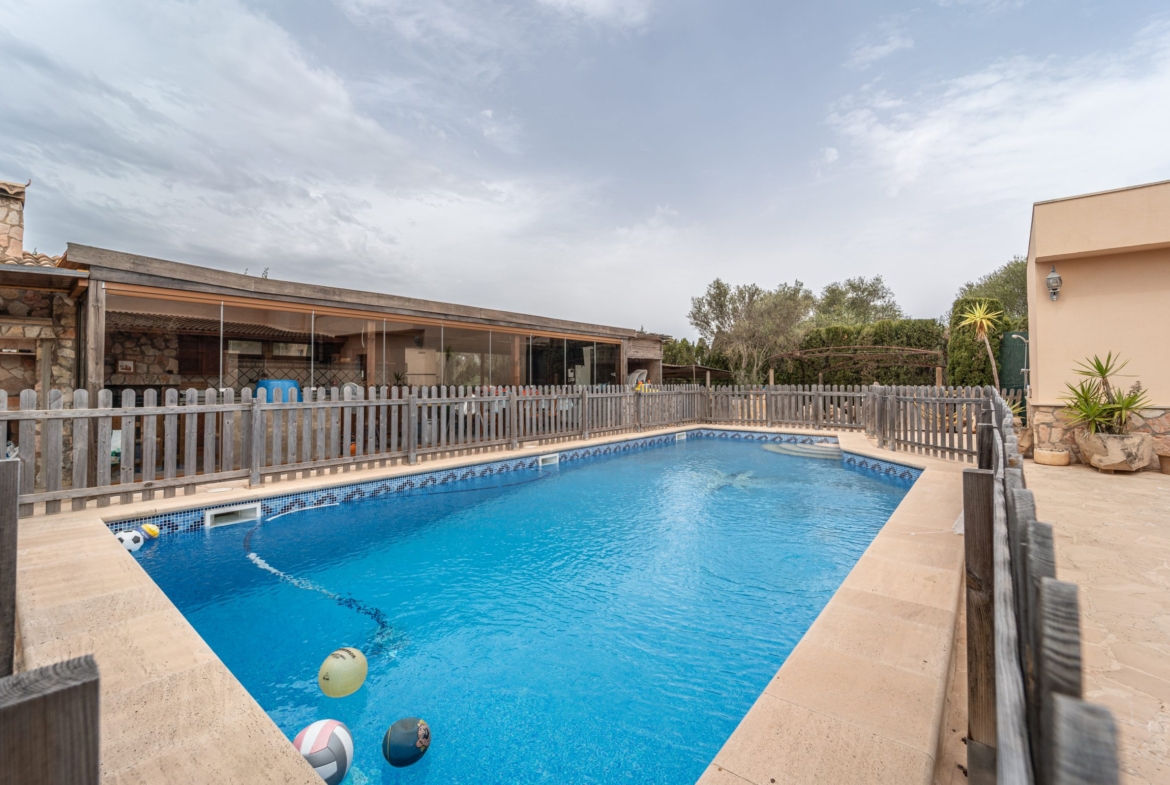 Chalet independiente con vistas al mar en Portocolom: 490 m² y piscina