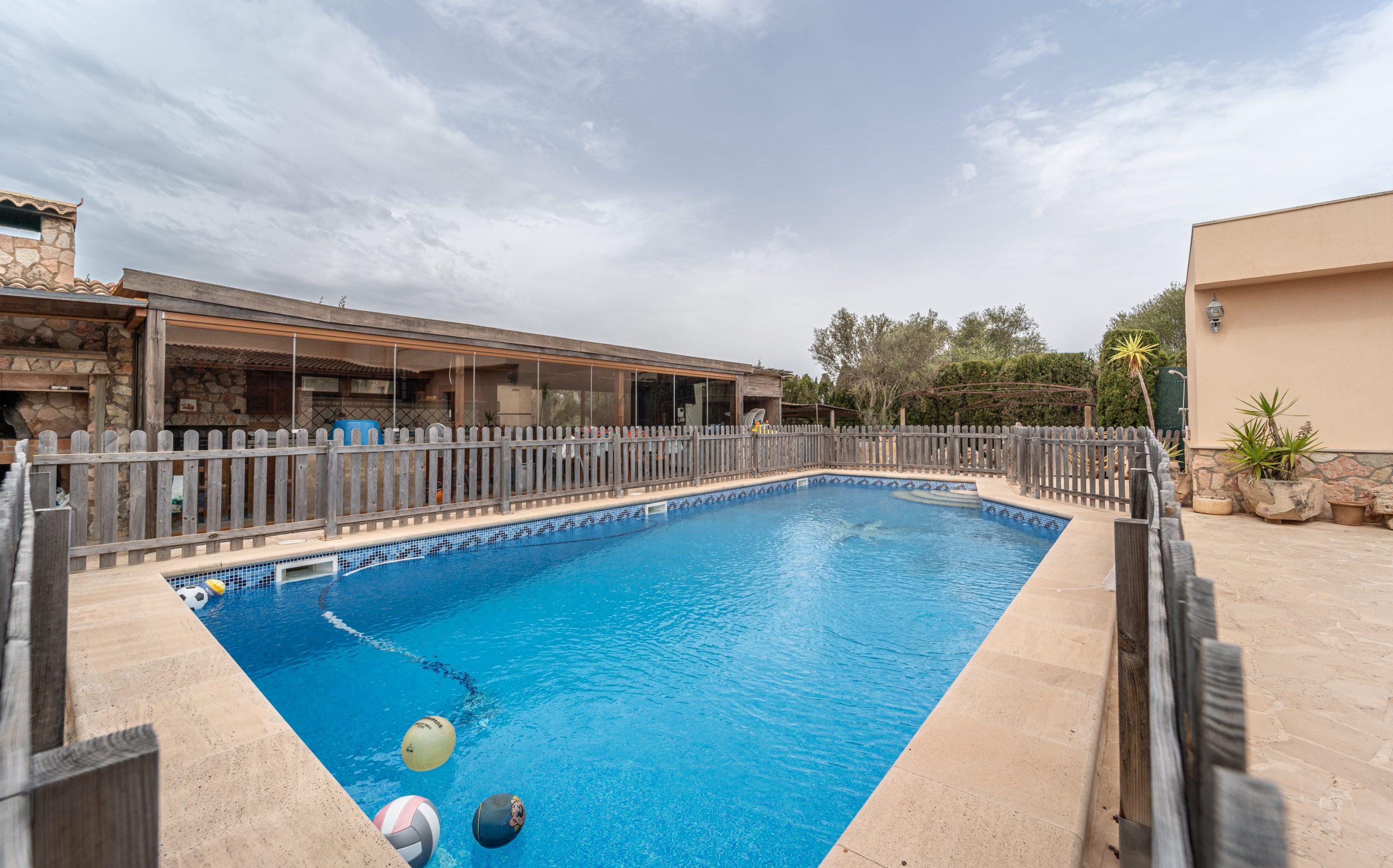 1411-Spacious-villa-for-sale-in-Portocolom-with-swimming-pool.-6-scaled.jpg Chalet independiente con vistas al mar en Portocolom: 490 m² y piscina