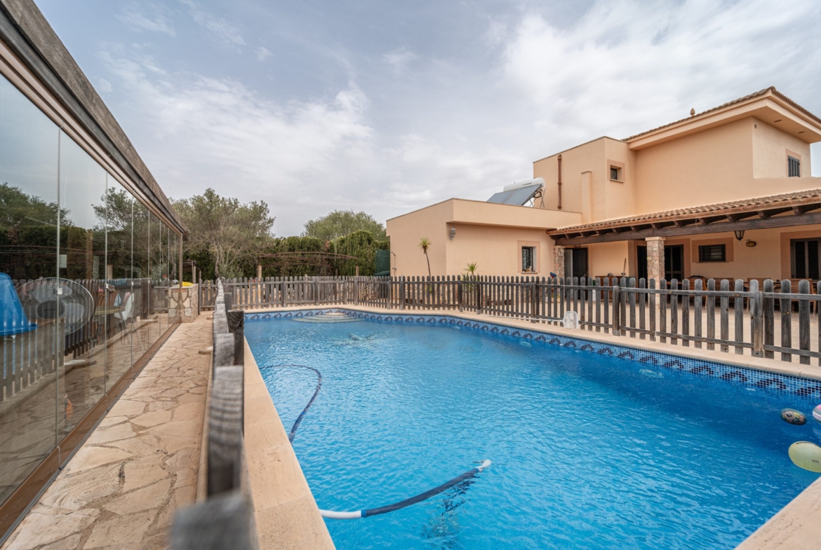 Chalet independiente con vistas al mar en Portocolom: 490 m² y piscina