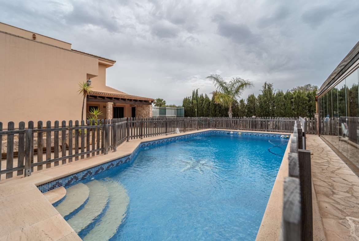 Chalet independiente con vistas al mar en Portocolom: 490 m² y piscina