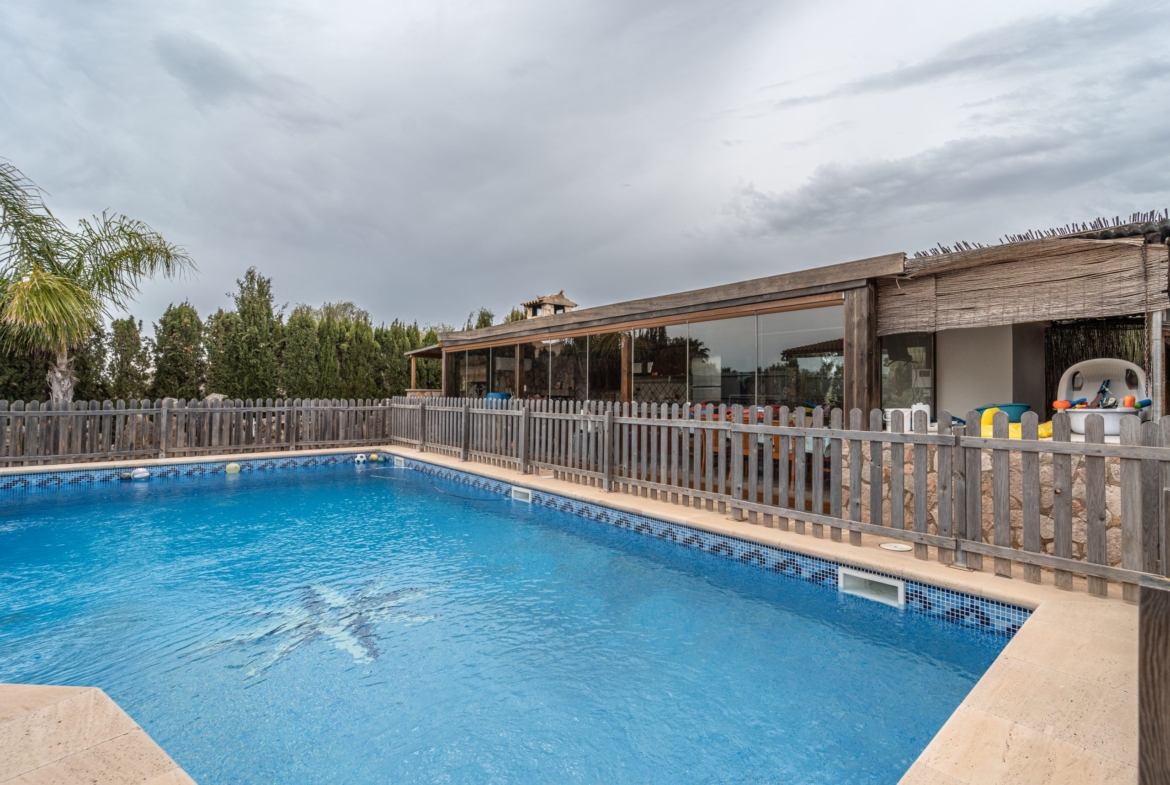 Chalet independiente con vistas al mar en Portocolom: 490 m² y piscina