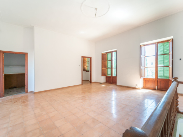Casa de pueblo de 1940 con 254 m², parcela de 282 m², garaje y proyecto en Ses Salines