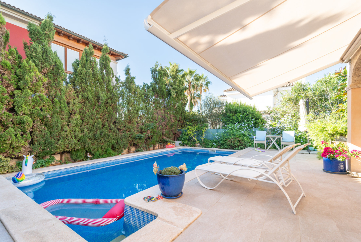 Chalet con piscina y vistas al mar en Ciudad Jardín, Palma — 261 m², 5 dorm., 3 plantas