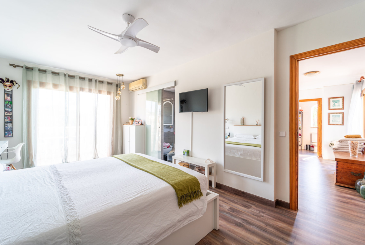 Chalet con piscina y vistas al mar en Ciudad Jardín, Palma — 261 m², 5 dorm., 3 plantas