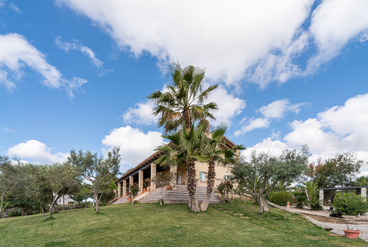 Casa de campo con vistas al mar en Colonia de Sant Jordi — 307 m², 5 dorm., piscina salada 52 m²