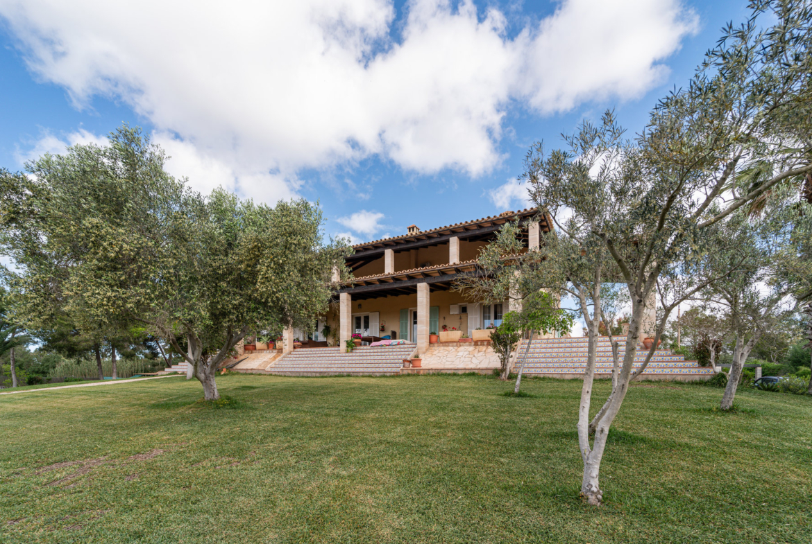 Casa de campo con vistas al mar en Colonia de Sant Jordi — 307 m², 5 dorm., piscina salada 52 m²