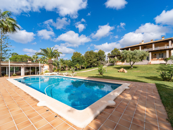 Casa de campo con vistas al mar en Colonia de Sant Jordi — 307 m², 5 dorm., piscina salada 52 m²