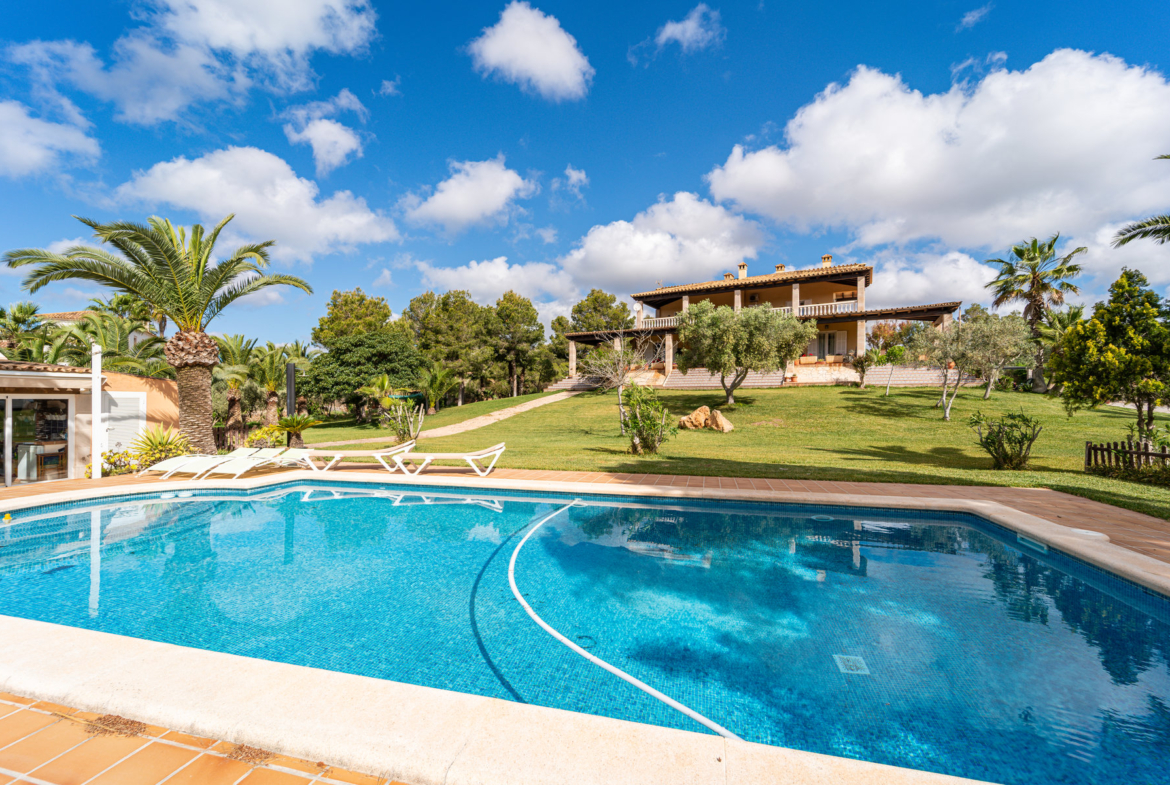 Casa de campo con vistas al mar en Colonia de Sant Jordi — 307 m², 5 dorm., piscina salada 52 m²